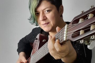 Lívia Tigre – Voz, Violão e One Woman Band