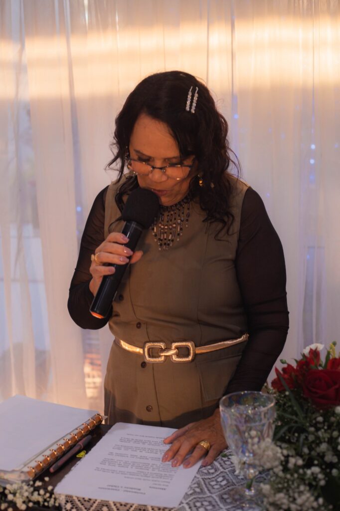 Dely Vieira celebrante conduzindo cerimônia de casamento em Itu