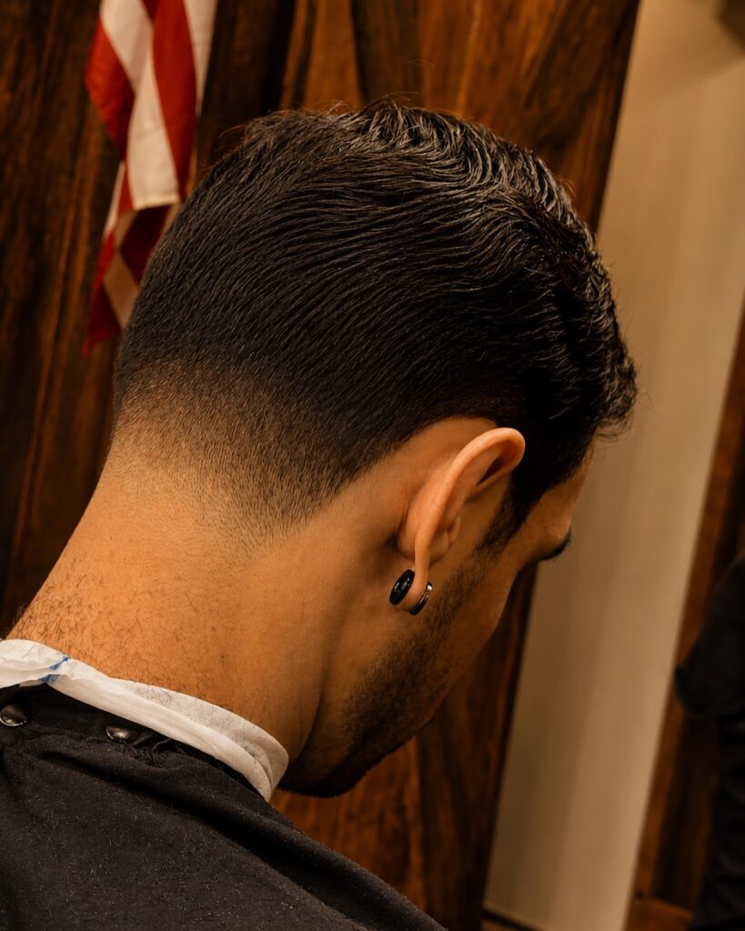 🚨 Não vai deixar o feriado chegar e você virar o cabeludo da família, né? 😂✂️ Já garante seu horário na barbearia...