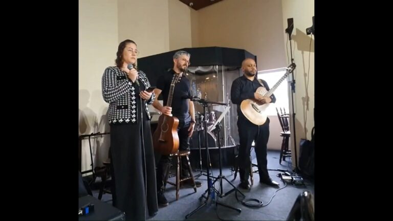 "Quando o padre pede a música para consagrar os casais a Nossa...