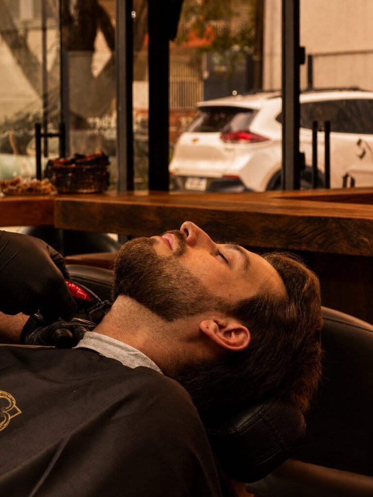 Do “antes” ao “depois”, cada detalhe importa. ✂️🔥 Contorno na navalha, barba desenhada, acabamento no pezinho. É a soma dos detalhes que...