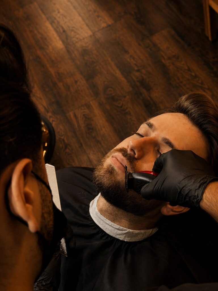 Do “antes” ao “depois”, cada detalhe importa. ✂️🔥 Contorno na navalha, barba desenhada, acabamento no pezinho. É a soma dos detalhes que...
