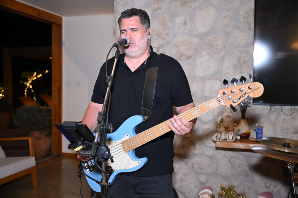 Baixista e vocalista da Kalhambex cantando ao microfone