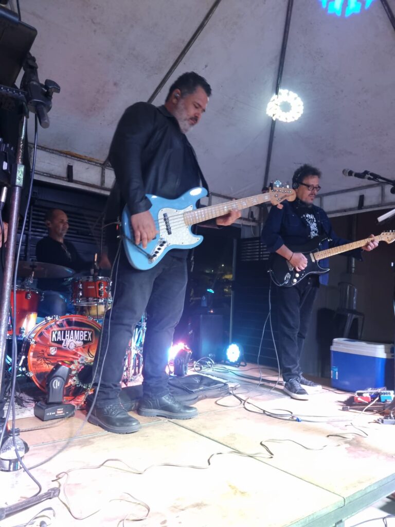 Os tres integrantes da Kalhambex tocando ao vivo no palco