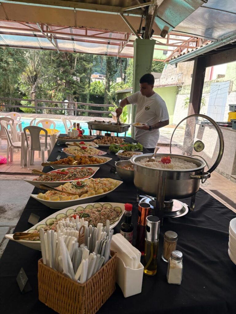 Buffet de churrasco montado com saladas, guarnições e arroz em evento no Rio de Janeiro