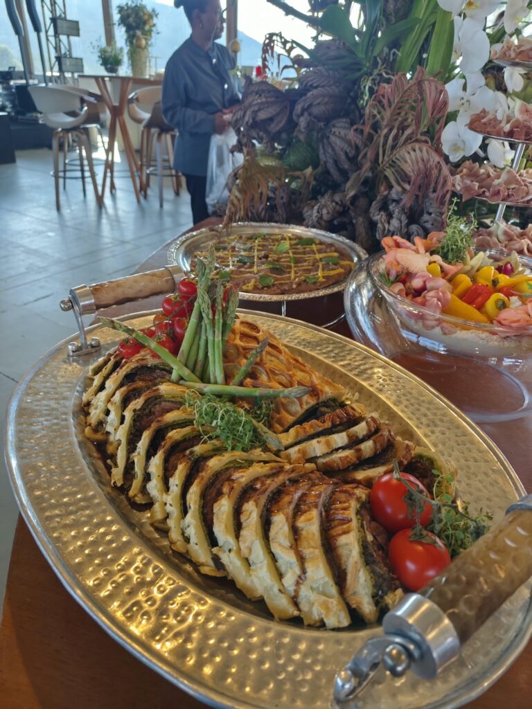 Bife Wellington servido em bandeja martelada na mesa de antepastos de um evento em Belo Horizonte