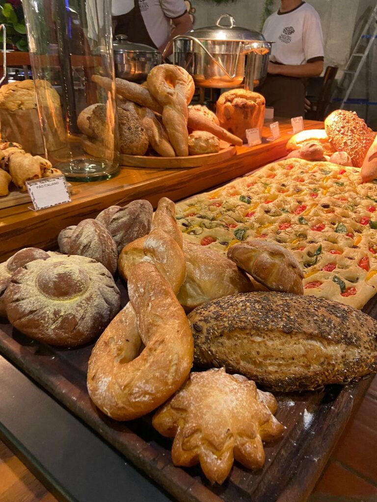 Mesa de pães artesanais e focaccia | Personal Chef e Mesa de Antepastos em Belo Horizonte