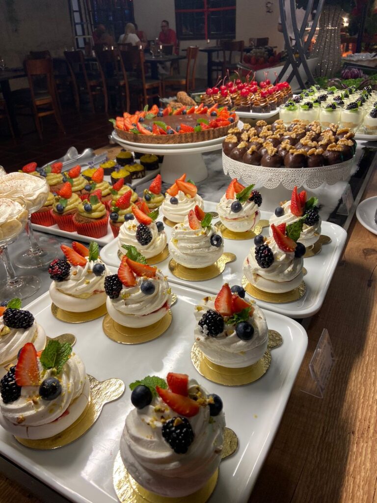 Mesa de sobremesas finas com pavlovas e doces individuais | Personal Chef e Mesa de Antepastos em Belo Horizonte