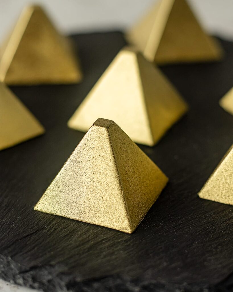 Pirâmides douradas de chocolate para festas