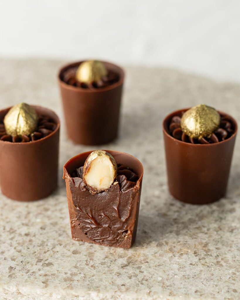 Copinhos de chocolate com avelã dourada