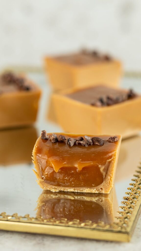 Doce fino de caramelo com nibs de cacau
