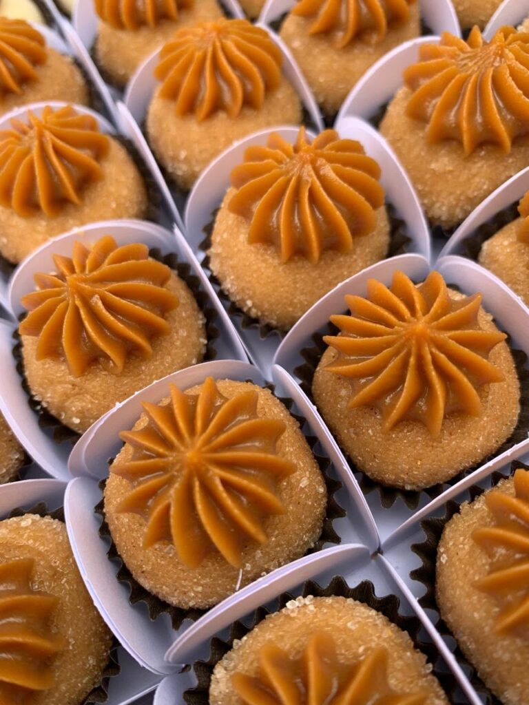 Doces com cobertura de doce de leite, da Caseirinhos da Lu em Feira de Santana