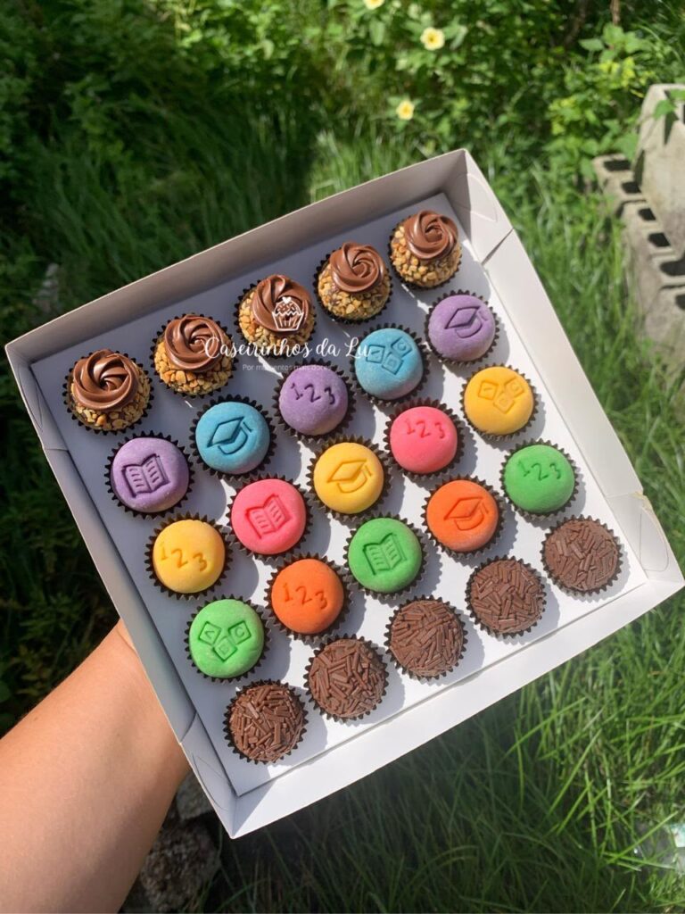 Caixa de doces personalizados para formatura, da Caseirinhos da Lu em Feira de Santana