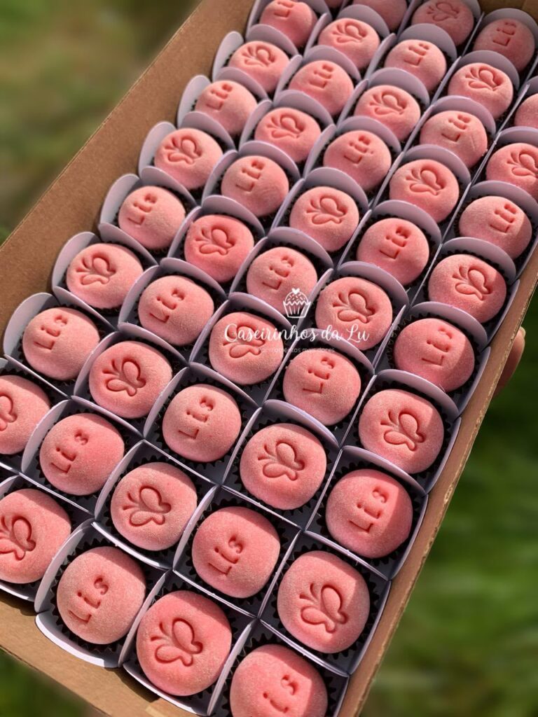 Doces personalizados cor-de-rosa para festa infantil, da Caseirinhos da Lu