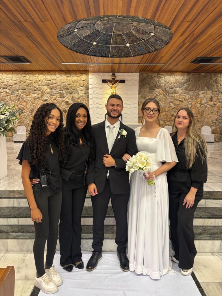 Noivos no altar com a equipe de cerimonial de Cassia Gabriela