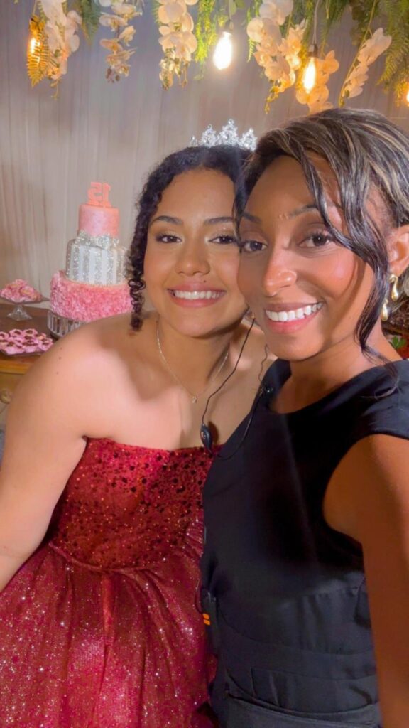 Debutante e cerimonialista em festa de 15 anos com mesa de doces e bolo