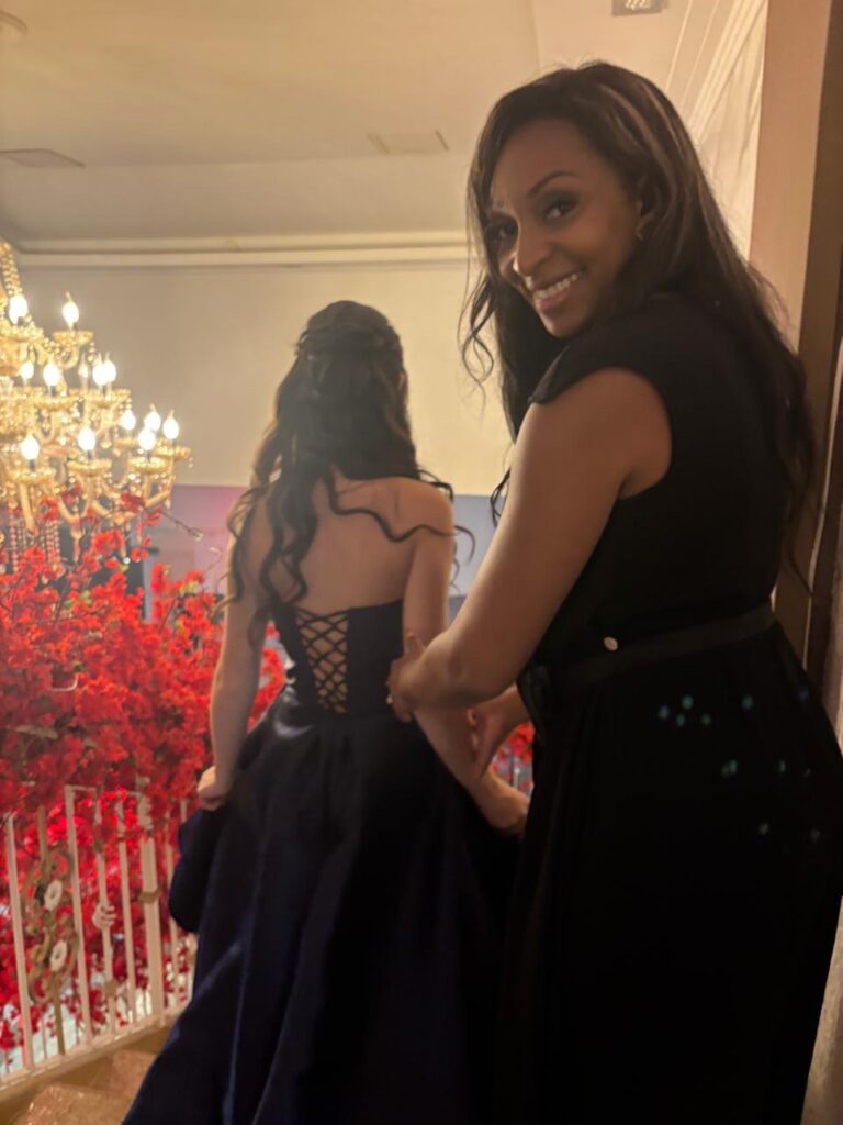 Cerimonialista ajudando uma debutante na escadaria do salão