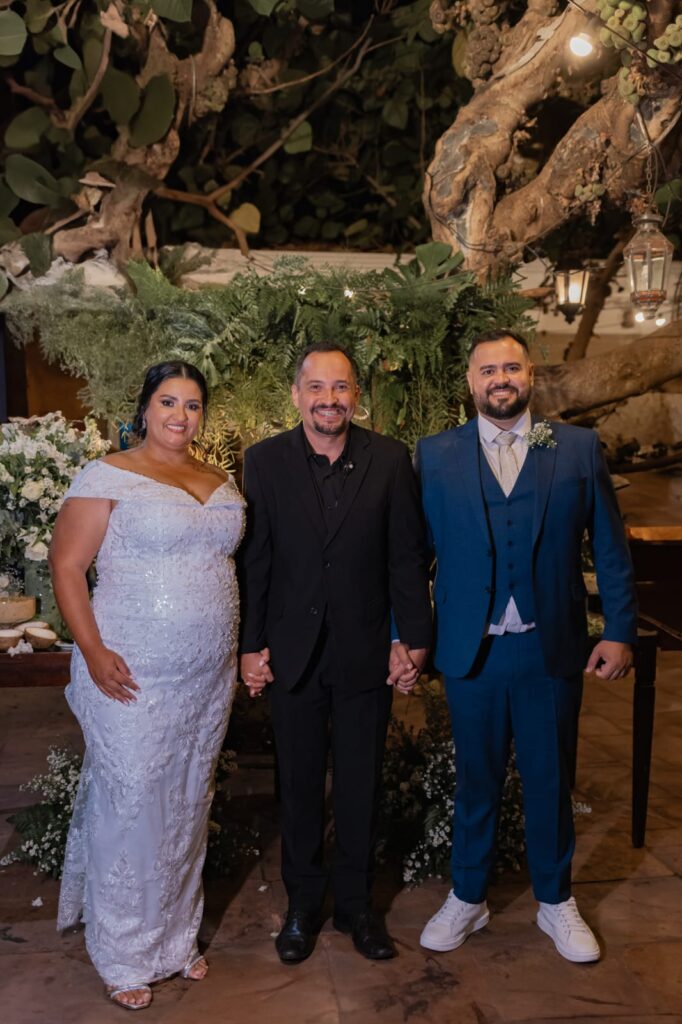 Cerimonialista com os noivos em casamento