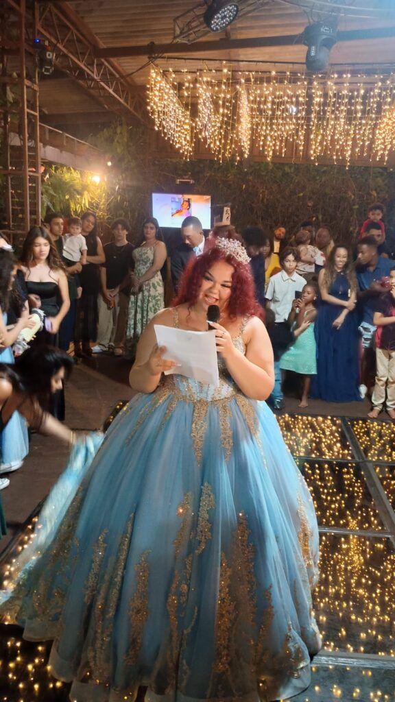 Cerimonialista conduzindo a valsa da debutante em festa de 15 anos