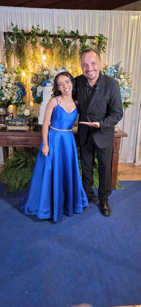 Cerimonialista com a debutante de vestido azul
