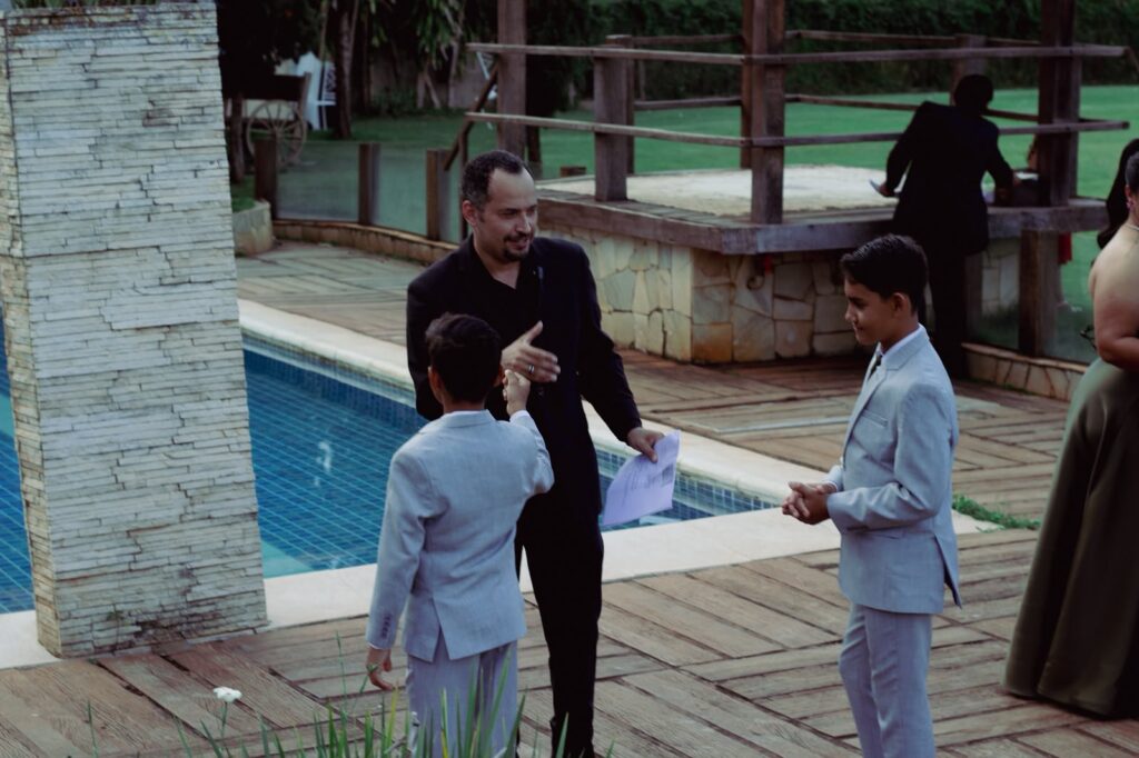 Cerimonialista orientando pajens do cortejo à beira da piscina antes da cerimônia