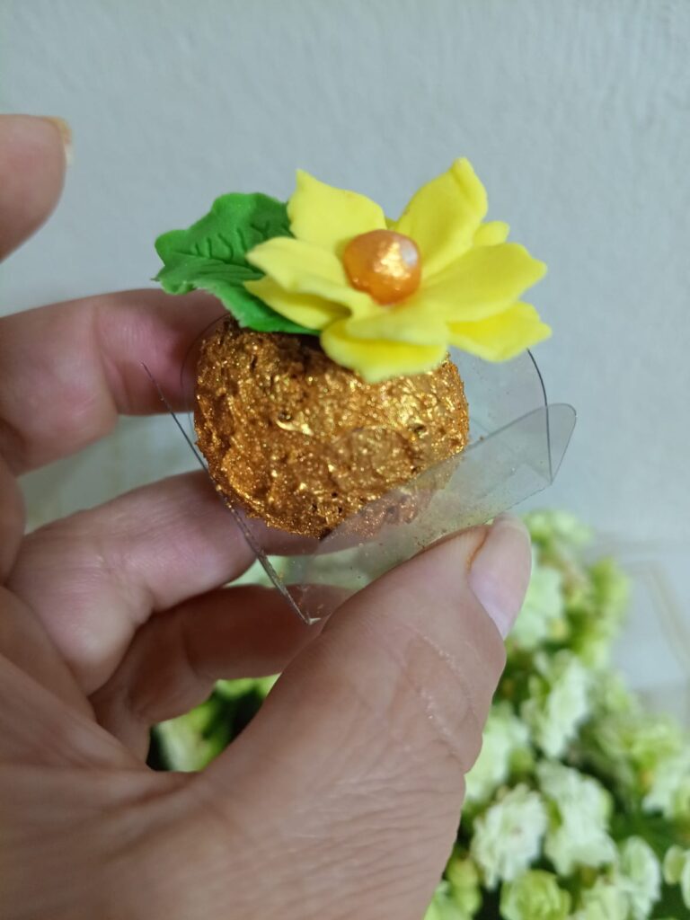 Doce dourado com flor comestível amarela da Chocofruttini