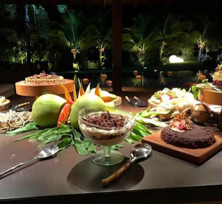 Mesa de sobremesas à noite | Comida Afetiva