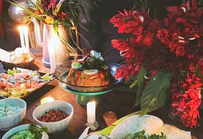 Mesa de buffet noturno com pães artesanais | Comida Afetiva