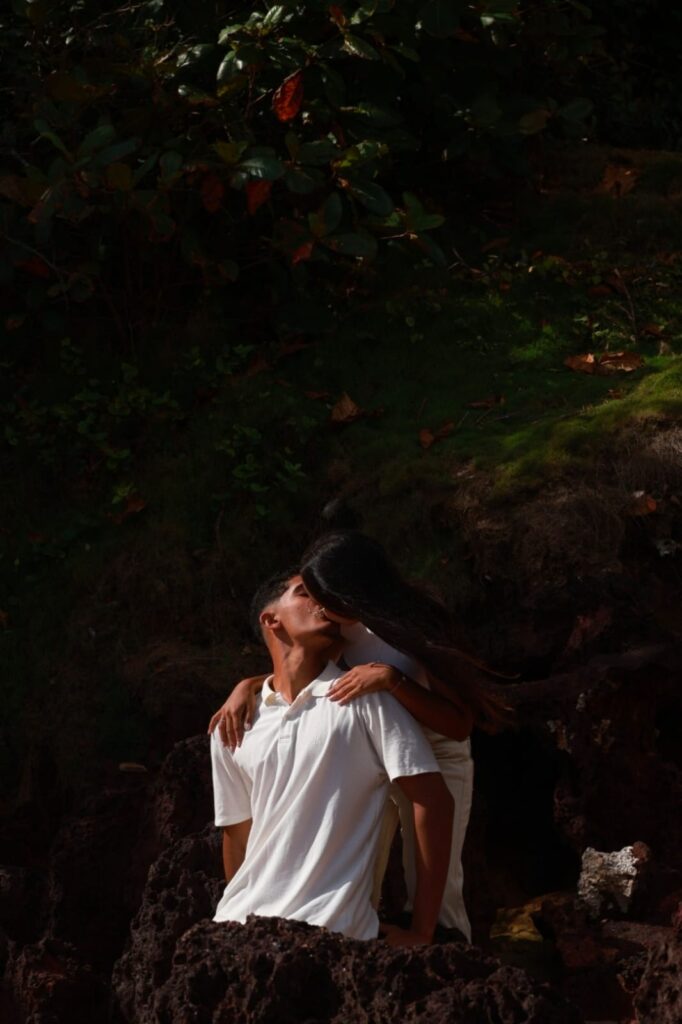 Casal em ensaio fotográfico artístico em meio à natureza