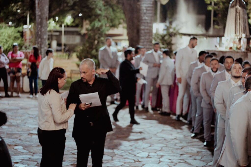 Cerimonialista orientando o cortejo dos padrinhos antes da cerimônia de casamento