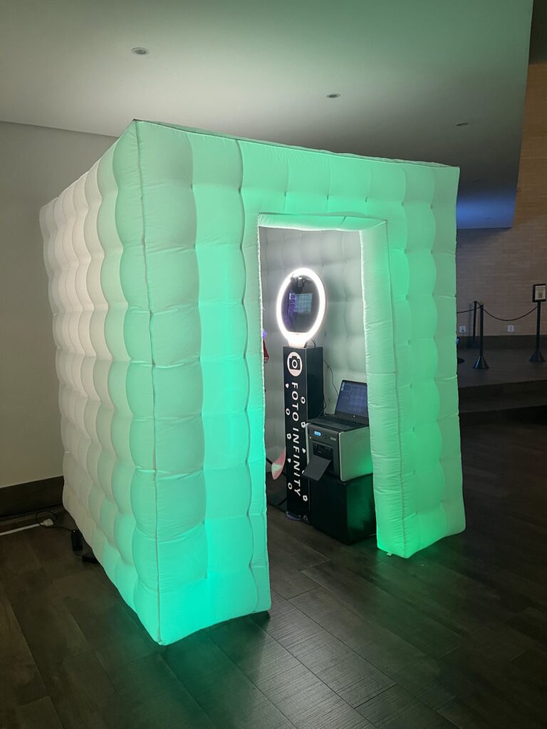 Cabine de fotos iluminada em verde em evento