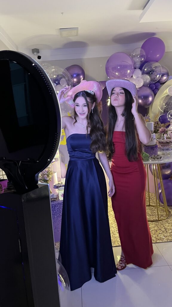 Totem de fotos com convidadas de vestido de festa