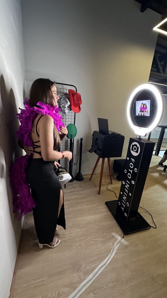 Totem de fotos com ring light e convidada em festa
