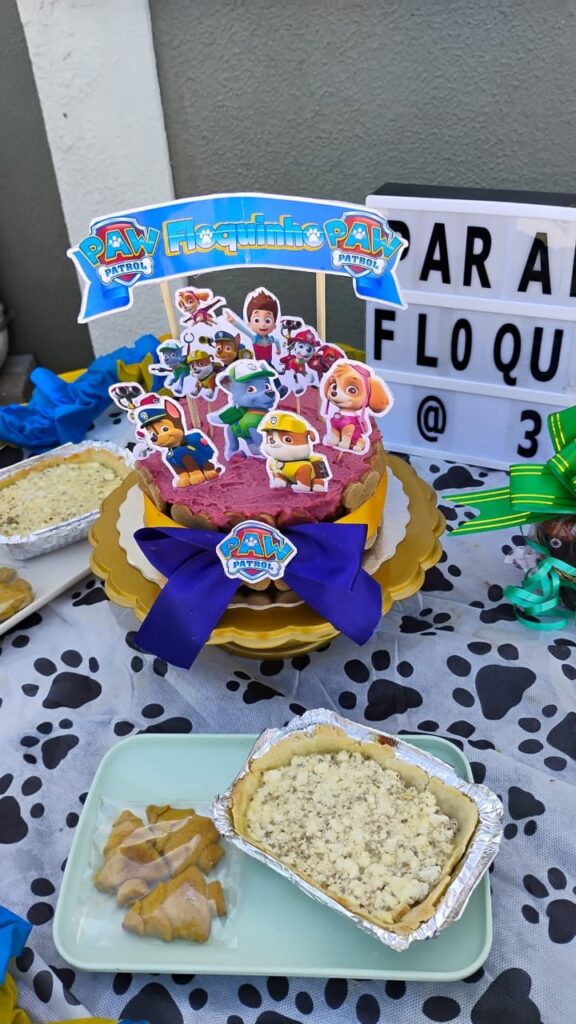 Bolo para pet tema Patrulha Canina com pizza e biscoitos