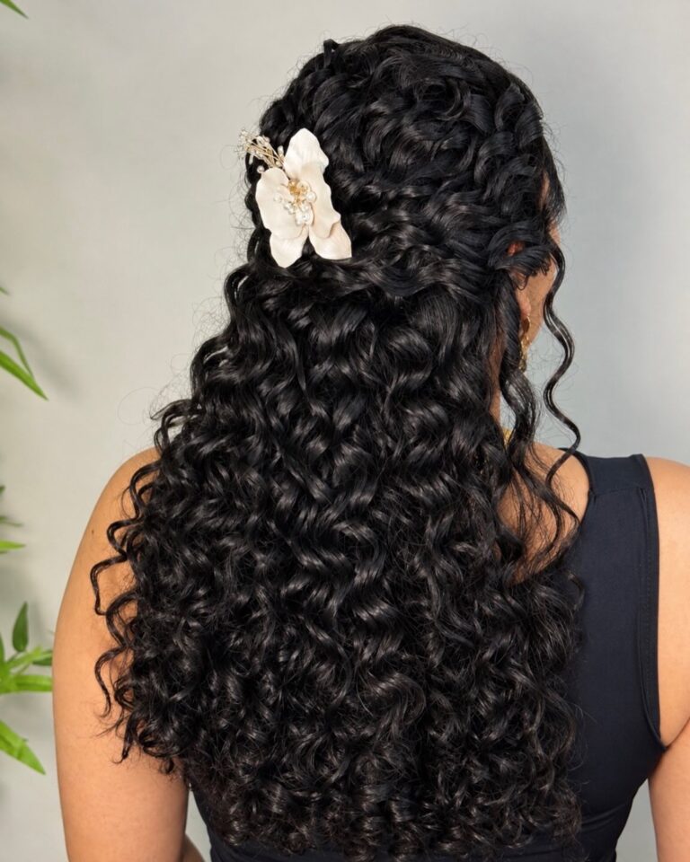 ✨ Cachos que ganham ainda mais personalidade com o penteado certo. 🤎...