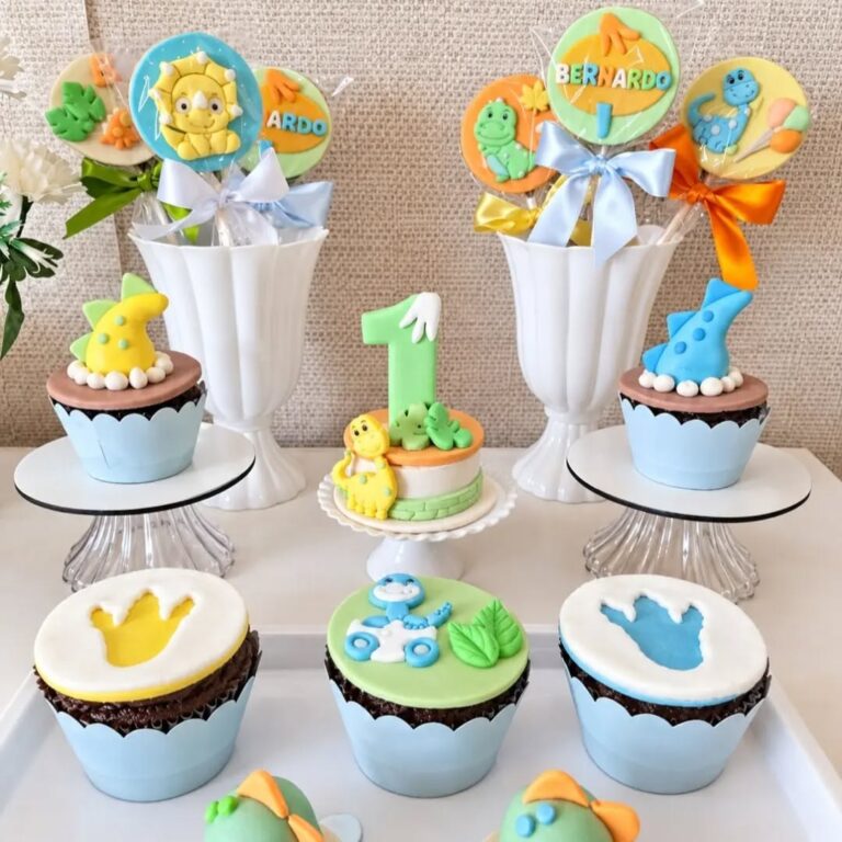 💚 Até os dinossauros entraram na festa do Bernardo! 🦖✨ Docinhos personalizados...