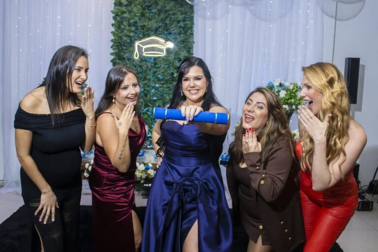 Camila celebrando com suas amigas mais uma conquista. De muitas que ainda...
