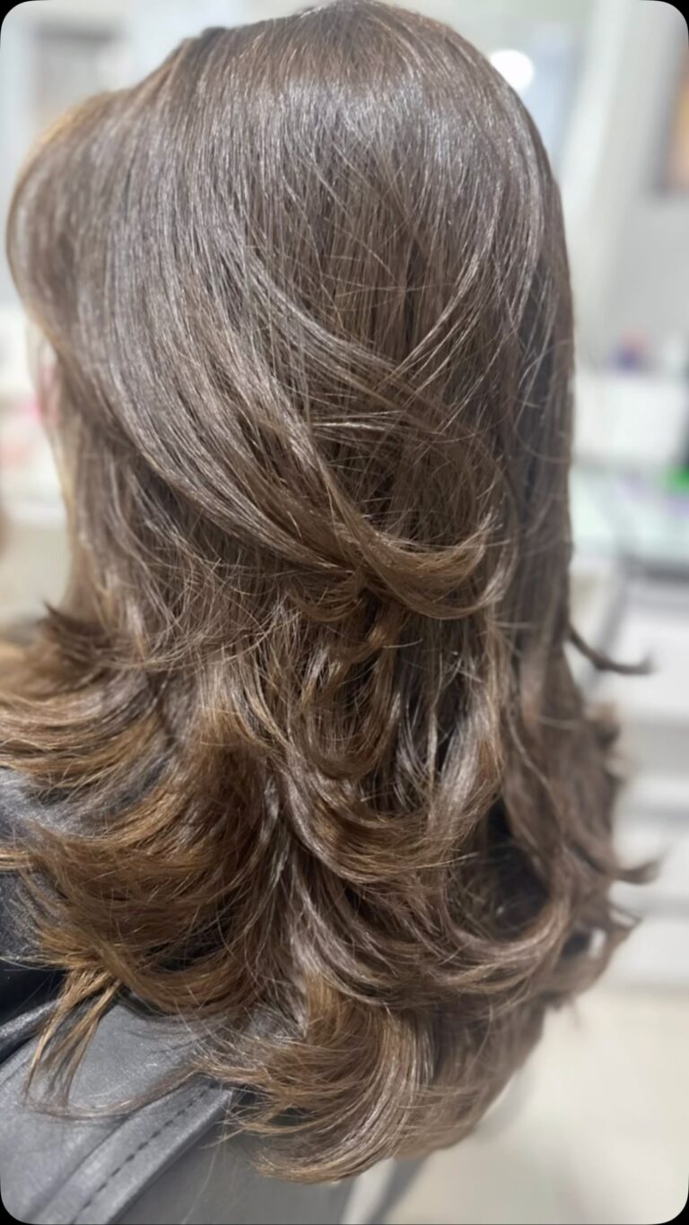 ✨ Leveza, movimento e elegância em cada detalhe. O corte repicado é...