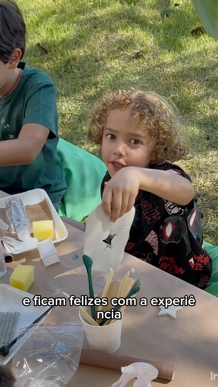 Tem coisa mais gostosa do que ver uma criança completamente envolvida em...
