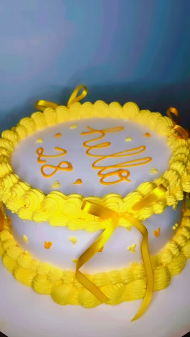 Hello, 28! 💛 Um bolo delicado, alegre e feito com amor em...