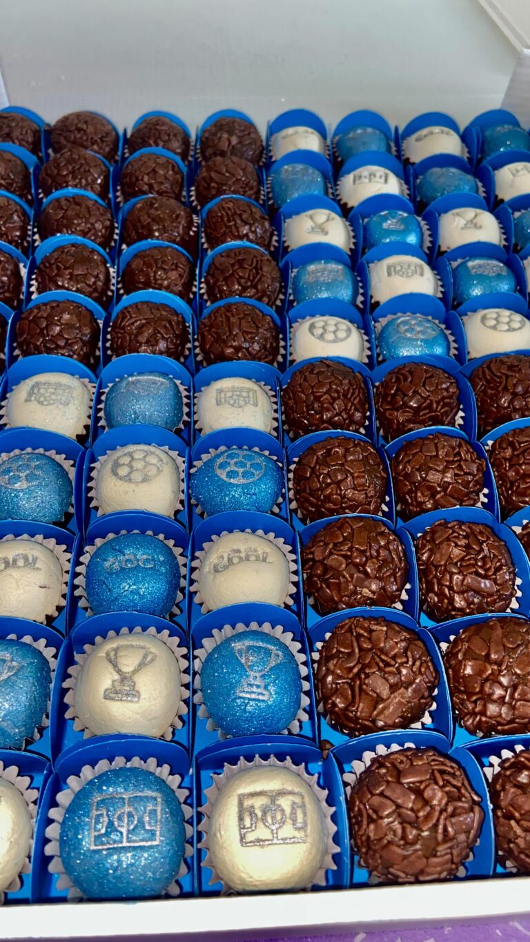⚽✨ Doce como um golaço! Apresentamos nossos brigadeiros personalizados nos sabores brigadeiro...