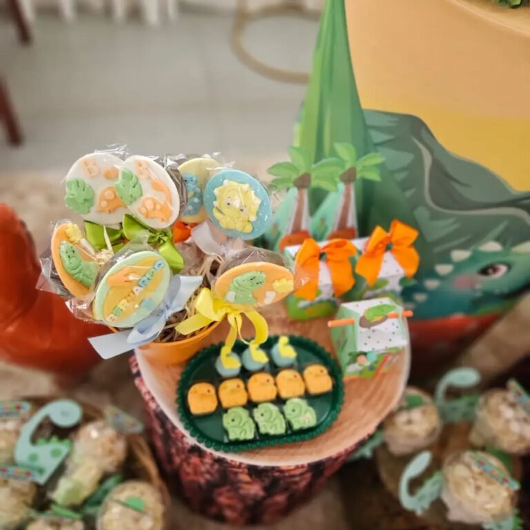 💚 Até os dinossauros entraram na festa do Bernardo! 🦖✨ Docinhos personalizados...