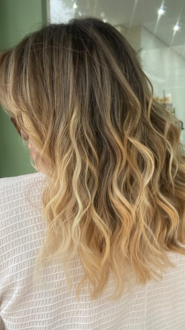 Que a Val adora muda a cor de cabelo a gente sabe!...