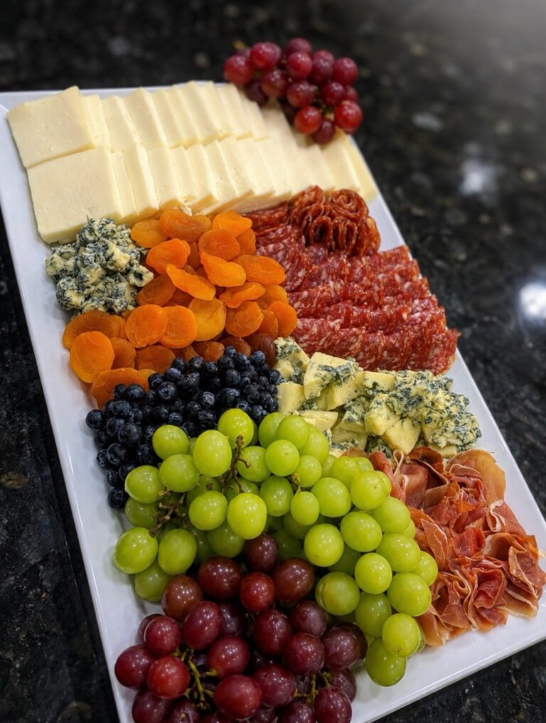 Olha só essa montagem perfeita da nossa tábua de frios! 🧀🍇✨ Cada...