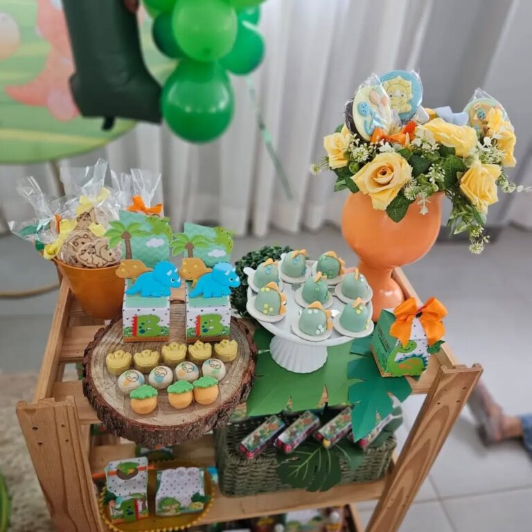 💚 Até os dinossauros entraram na festa do Bernardo! 🦖✨ Docinhos personalizados...