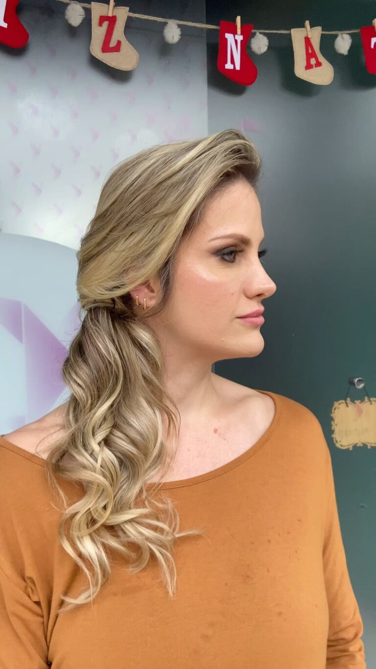 Feriadão produzindo essa Deusa @ericaguluzian #makefesta #maquiagemmadrinha #makeehair #makeepenteado