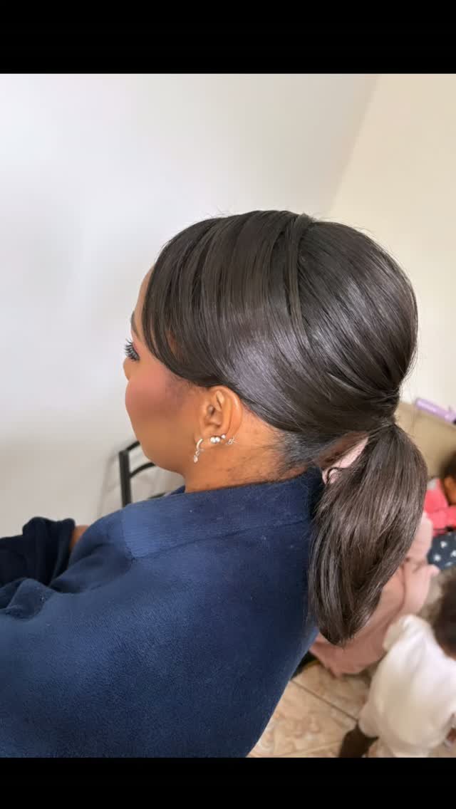 Uma elegância de penteado de rabo super luxuoso. Pra quem gosta daquela...