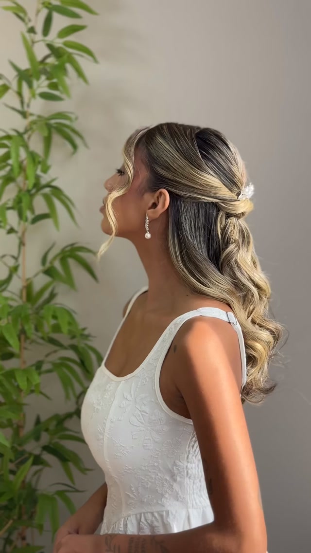 ✨ Elegância em cada detalhe! 🤍 Pele iluminada, maquiagem delicada e ondas...