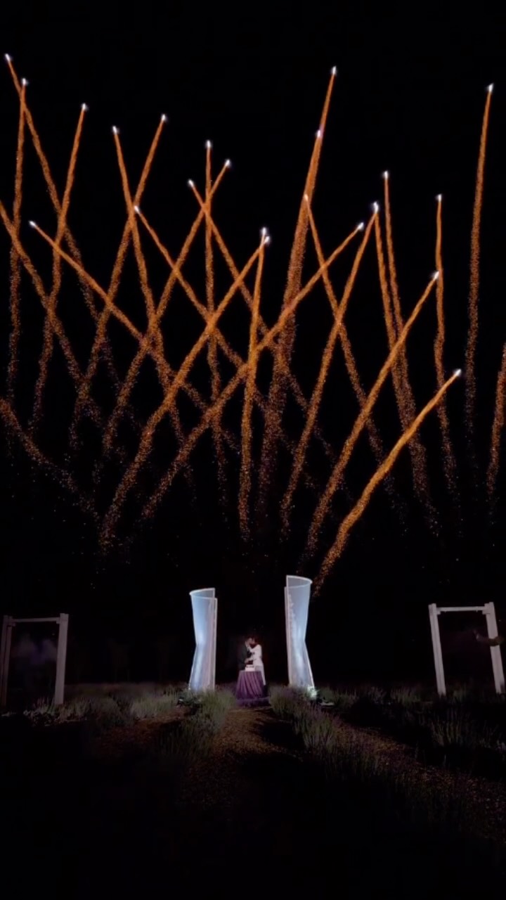 Você consegue imaginar esse espetáculo no seu casamento? ✨ Fogos para casamento...