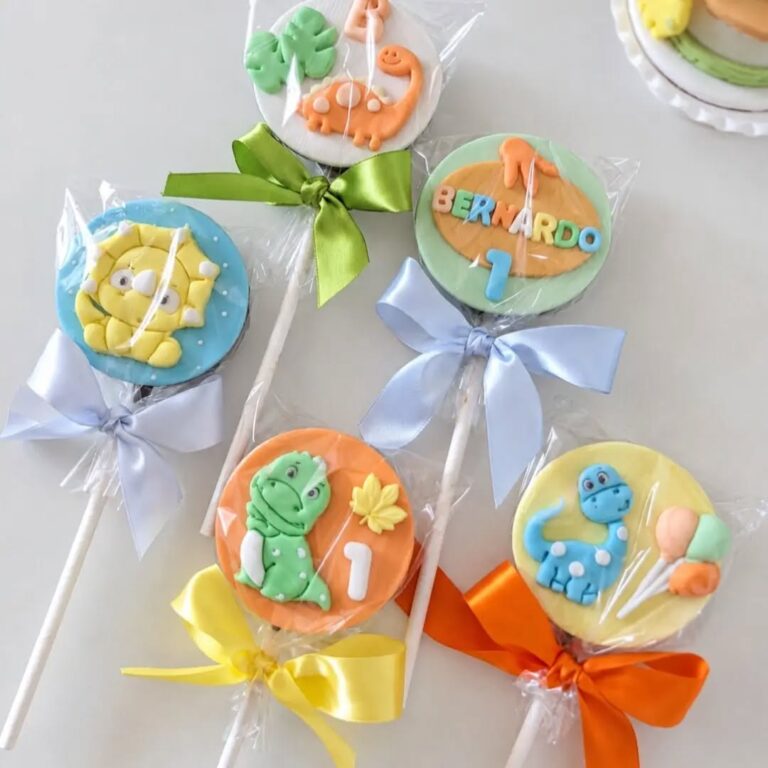 💚 Até os dinossauros entraram na festa do Bernardo! 🦖✨ Docinhos personalizados...
